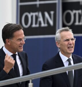 generálny tajomník Severoatlantickej aliancie (NATO) Jens Stoltenberg (vpravo) a jeho nástupca Mark Rutte