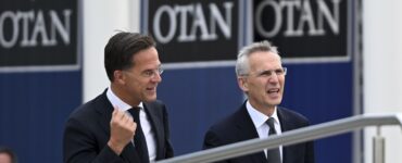 generálny tajomník Severoatlantickej aliancie (NATO) Jens Stoltenberg (vpravo) a jeho nástupca Mark Rutte