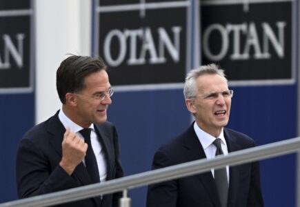 generálny tajomník Severoatlantickej aliancie (NATO) Jens Stoltenberg (vpravo) a jeho nástupca Mark Rutte