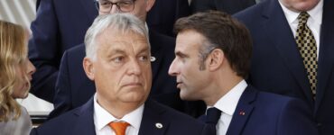 Francúzsky prezident Emmanuel Macron (vpravo), Predseda maďarskej vlády Viktor Orbán