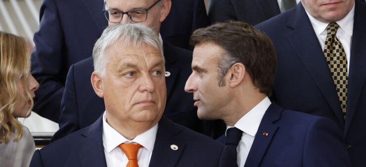 Francúzsky prezident Emmanuel Macron (vpravo), Predseda maďarskej vlády Viktor Orbán