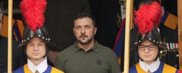 Ukrajinský prezident Volodymyr Zelenskyj (uprostred) na audiencii u pápeža Františka