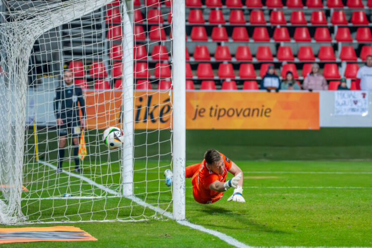 Pokus Romana Procházku z penalty sa zatrepotal v sieti Komárna - zdroj - fcspartaktrnava.com