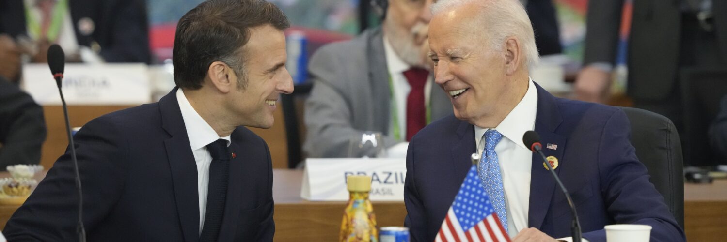 Americký prezident Joe Biden (vpravo) a francúzsky prezident Emmanuel Macron