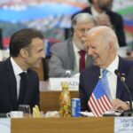 Americký prezident Joe Biden (vpravo) a francúzsky prezident Emmanuel Macron