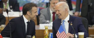 Americký prezident Joe Biden (vpravo) a francúzsky prezident Emmanuel Macron