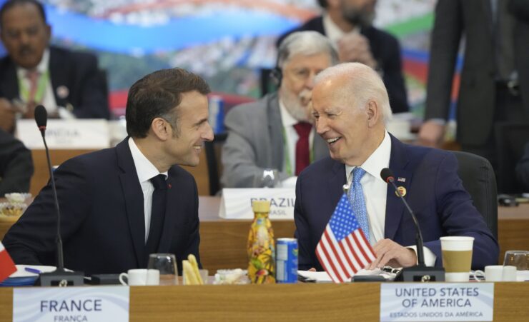 Americký prezident Joe Biden (vpravo) a francúzsky prezident Emmanuel Macron