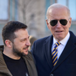 Sprava prezident USA Joe Biden a ukrajinský prezident Volodymyr Zelenský počas návštevy Ukrajiny v Kyjeve 20. februára 2023. Biden oznámil nový balík pomoci pre Ukrajinu v hodnote pol miliardy amerických dolárov. Foto: tasr