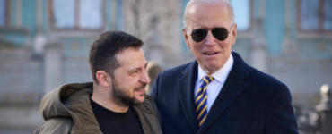 Sprava prezident USA Joe Biden a ukrajinský prezident Volodymyr Zelenský počas návštevy Ukrajiny v Kyjeve 20. februára 2023. Biden oznámil nový balík pomoci pre Ukrajinu v hodnote pol miliardy amerických dolárov. Foto: tasr