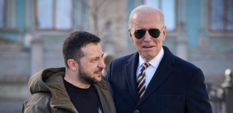 Sprava prezident USA Joe Biden a ukrajinský prezident Volodymyr Zelenský počas návštevy Ukrajiny v Kyjeve 20. februára 2023. Biden oznámil nový balík pomoci pre Ukrajinu v hodnote pol miliardy amerických dolárov. Foto: tasr