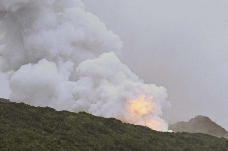 Dym a požiar počas testovania rakety Epsilon S v areáli Japonskej agentúry pre výskum vesmíru (JAXA) na ostrove Tanegašima