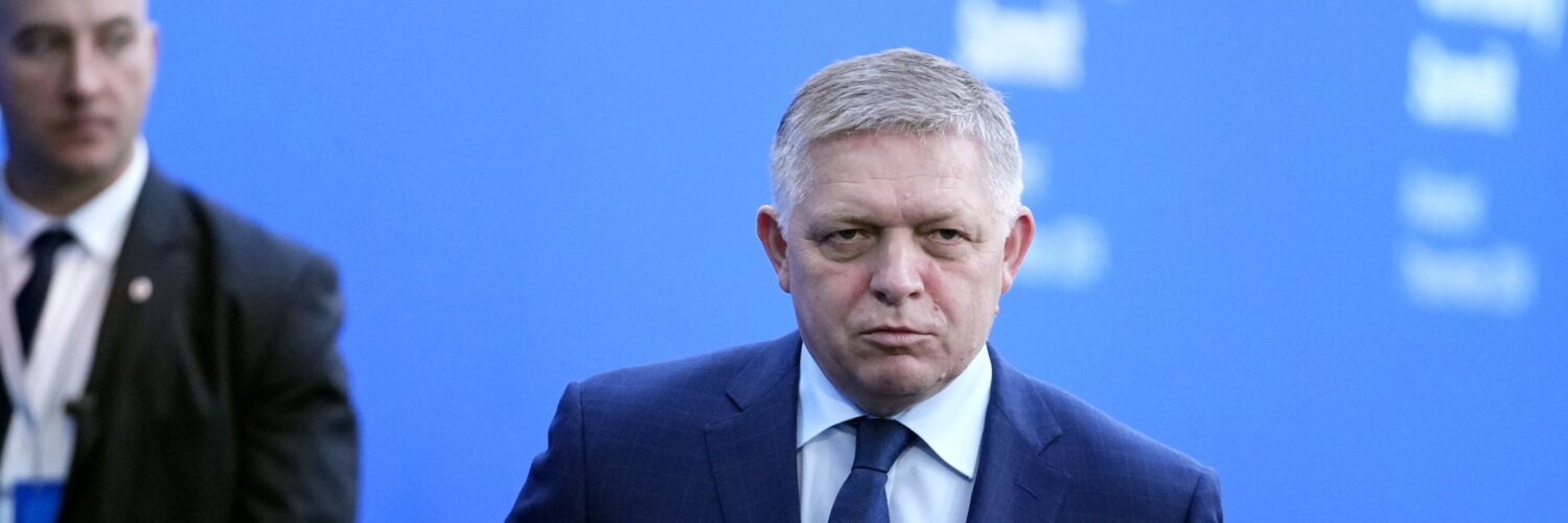 premiér Robert Fico počas príchodu na 5. summit Európskeho politického spoločenstva (EPC)