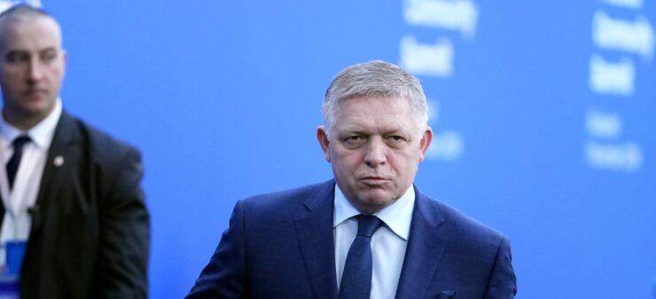 premiér Robert Fico počas príchodu na 5. summit Európskeho politického spoločenstva (EPC)