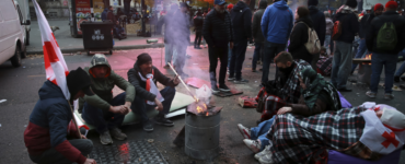 Na snímke protestujúci počas zhromaždenia proti výsledkom parlamentných volieb