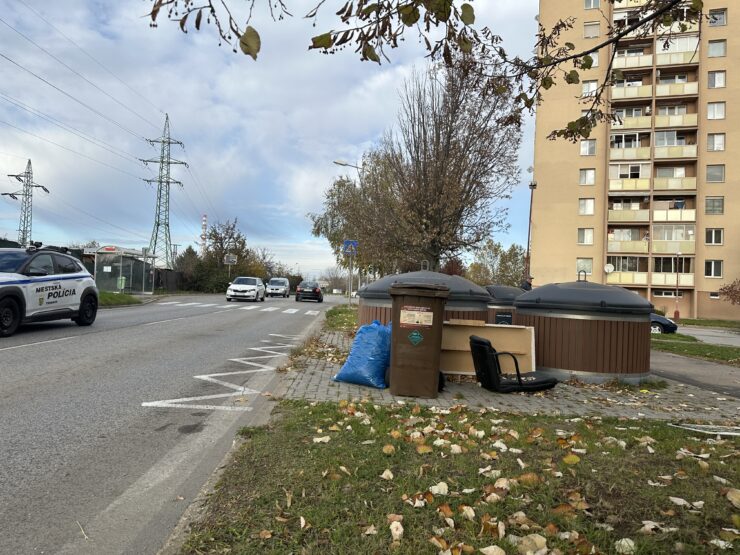 Neporiadok pri polopodzemných kontajneroch, foto redakcia eReport Trnava