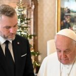 Prezident SR Peter Pellegrini (vľavo) a pápež František počas súkromnej audiencie vo Vatikáne