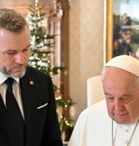 Prezident SR Peter Pellegrini (vľavo) a pápež František počas súkromnej audiencie vo Vatikáne