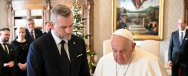 Prezident SR Peter Pellegrini (vľavo) a pápež František počas súkromnej audiencie vo Vatikáne