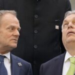 Na archívnej snímke maďarský premiér Viktor Orbán (vpravo) a poľský premiér Donald Tusk