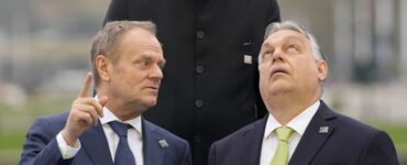 Na archívnej snímke maďarský premiér Viktor Orbán (vpravo) a poľský premiér Donald Tusk