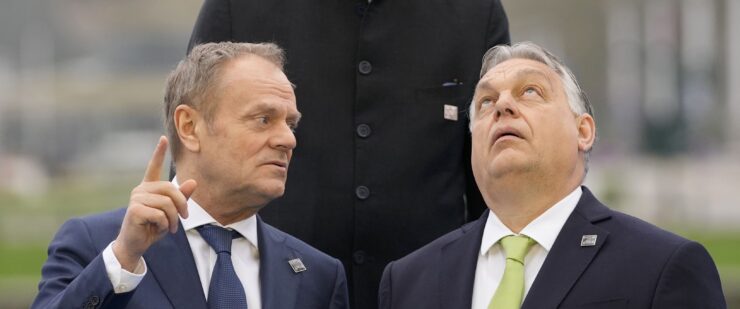 Na archívnej snímke maďarský premiér Viktor Orbán (vpravo) a poľský premiér Donald Tusk