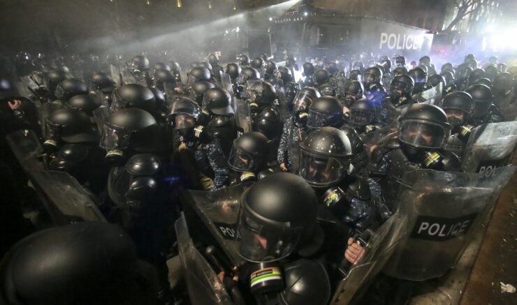 pred budovou parlamentu v gruzínskom hlavnom meste Tbilisi