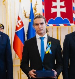Simon Omaník pri preberaní ocenenia Zdroj: Ministerstvo školstva, výskumu, vývoja a mládeže Slovenskej republiky