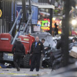 New Orleans - Záchranári a policajti zasahujú na mieste tragédie. TASR, (AP Photo/Gerald Herbert)