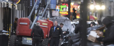 New Orleans - Záchranári a policajti zasahujú na mieste tragédie. TASR, (AP Photo/Gerald Herbert)