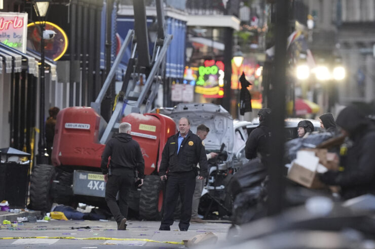 New Orleans - Záchranári a policajti zasahujú na mieste tragédie. TASR, (AP Photo/Gerald Herbert)