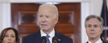 Na snímke americký prezident Joe Biden (uprostred), americká viceprezidentka Kamala Harrisová a americký minister zahraničných vecí Anthony Blinken