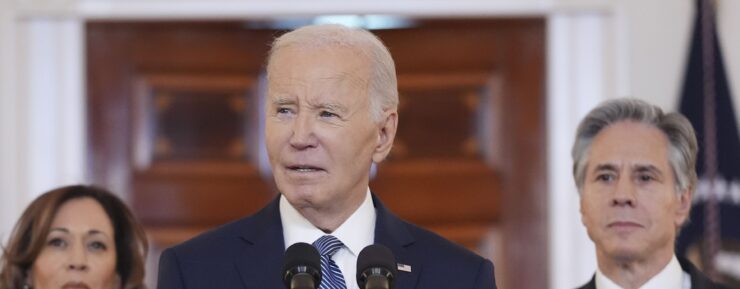 Na snímke americký prezident Joe Biden (uprostred), americká viceprezidentka Kamala Harrisová a americký minister zahraničných vecí Anthony Blinken