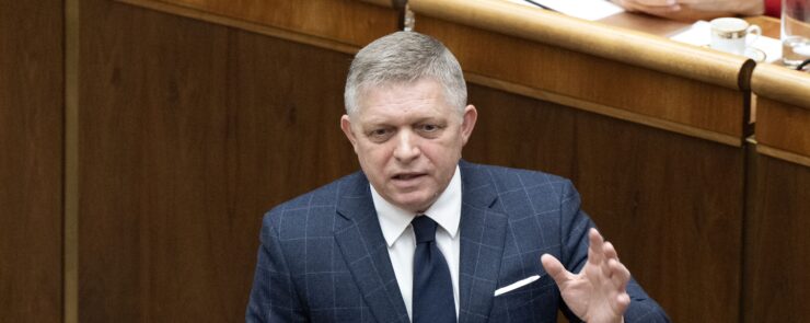 Na snímke premiér Robert Fico (Smer-SD) počas mimoriadnej schôdze NR SR