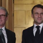 Francúzsky prezident Emmanuel Macron a britský premiér Keir Starmer (vľavo)