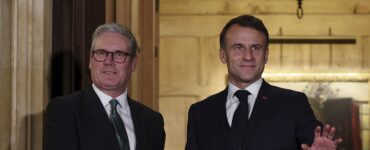 Francúzsky prezident Emmanuel Macron a britský premiér Keir Starmer (vľavo)