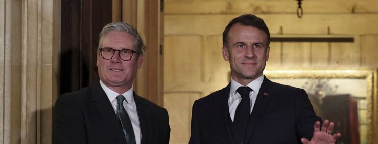 Francúzsky prezident Emmanuel Macron a britský premiér Keir Starmer (vľavo)