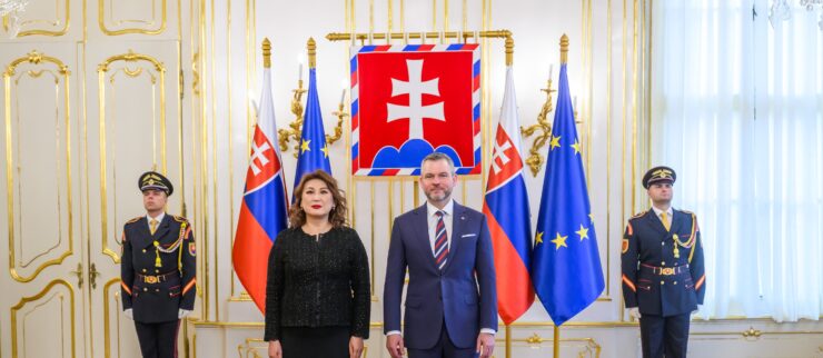 Novovymenovaná veľvyslankyňa Kazašskej republiky v Slovenskej republike Žanna Saginová počas nástupnej audiencie spojenej s odovzdaním poverovacích listín prezidentovi SR Petrovi Pellegrinimu (vpravo),