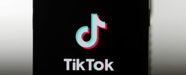 Na snímke logo TikToku na displeji telefónu