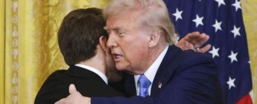 Na snímke francúzsky prezident Emmanuel Macron (vľavo) a americký prezident Donald Trump sa objímajú počas spoločnej tlačovej konferencie