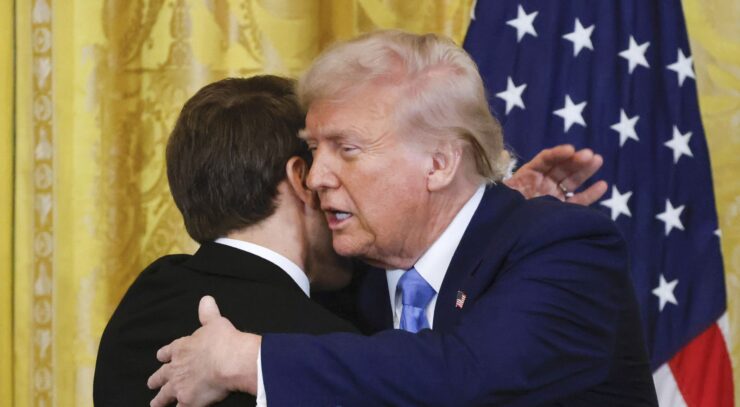 Na snímke francúzsky prezident Emmanuel Macron (vľavo) a americký prezident Donald Trump sa objímajú počas spoločnej tlačovej konferencie