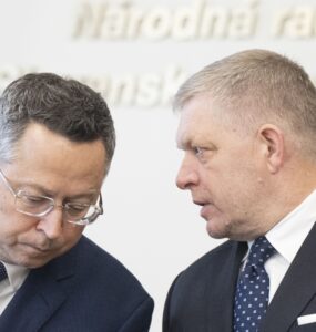 Na snímke sprava premiér a predseda SMER-SD Robert Fico a minister financií Ladislav Kamenický (Smer-SD)