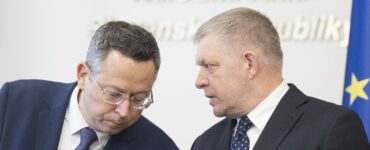 Na snímke sprava premiér a predseda SMER-SD Robert Fico a minister financií Ladislav Kamenický (Smer-SD)