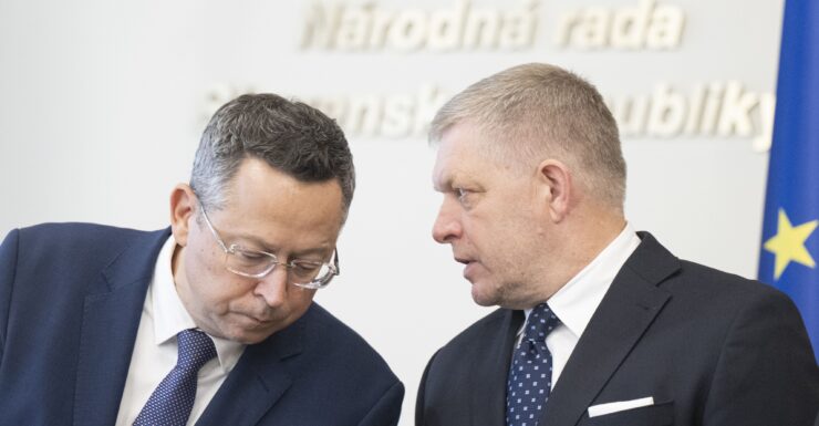 Na snímke sprava premiér a predseda SMER-SD Robert Fico a minister financií Ladislav Kamenický (Smer-SD)