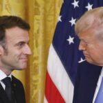 Na snímke francúzsky prezident Emmanuel Macron (vľavo) a americký prezident Donald Trump