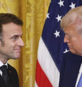 Na snímke francúzsky prezident Emmanuel Macron (vľavo) a americký prezident Donald Trump