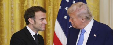 Na snímke francúzsky prezident Emmanuel Macron (vľavo) a americký prezident Donald Trump