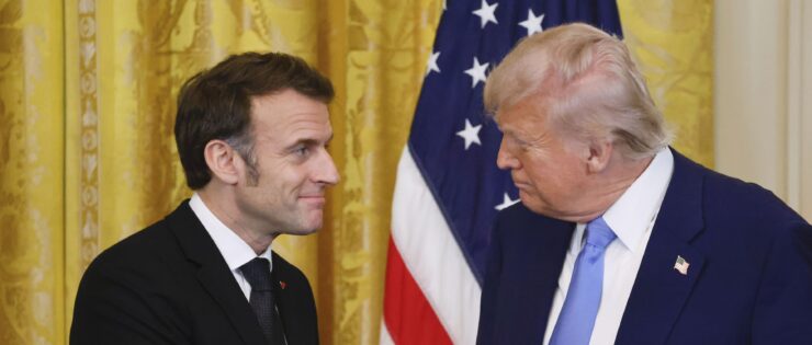 Na snímke francúzsky prezident Emmanuel Macron (vľavo) a americký prezident Donald Trump