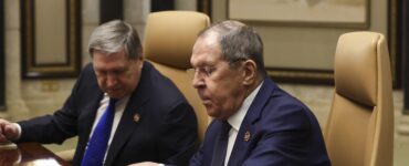 Ruský minister zahraničných vecí Sergej Lavrov (vpravo) a poradca ruského prezidenta pre zahraničnú politiku Jurij Ušako