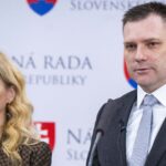 Na snímke zľava ministerka kultúry SR Martina Šimkovičová a minister životného prostredia SR Tomáš Taraba (obidvaja nominanti SNS) počas spoločnej tlačovej konferencie k ich odvolávaniu