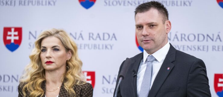 Na snímke zľava ministerka kultúry SR Martina Šimkovičová a minister životného prostredia SR Tomáš Taraba (obidvaja nominanti SNS) počas spoločnej tlačovej konferencie k ich odvolávaniu